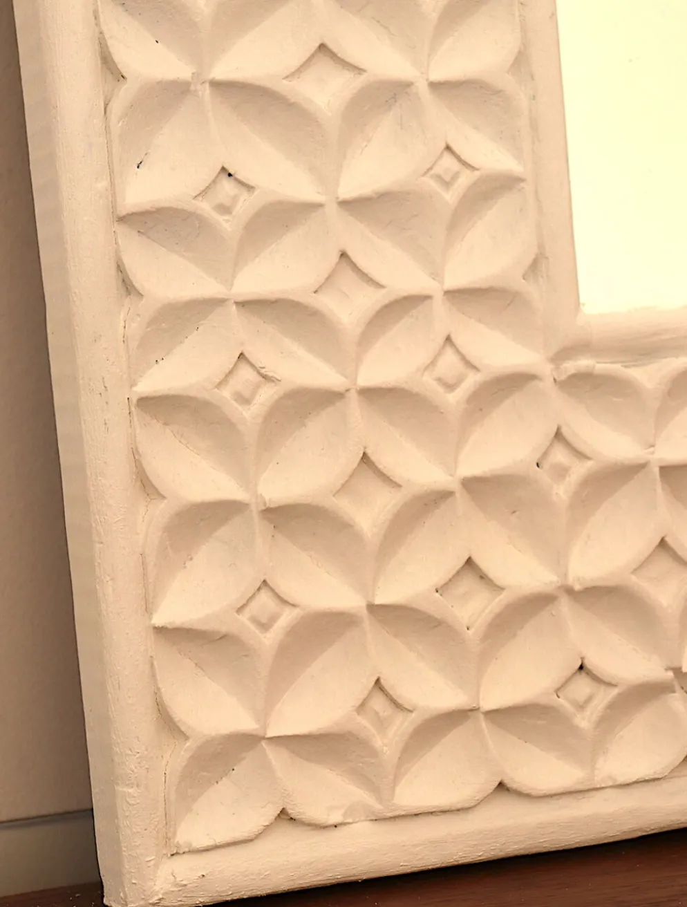 Miroir blanc aux fleurs sculptées