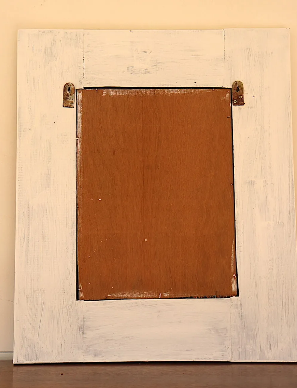 Miroir blanc aux fleurs sculptées