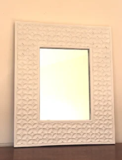 Miroir blanc aux fleurs sculptées