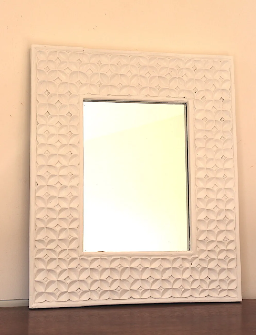 Miroir blanc aux fleurs sculptées