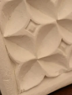 Miroir blanc aux fleurs sculptées
