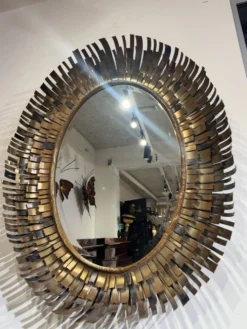Miroir brutaliste en laiton attribué à Curtis Jere des années 70