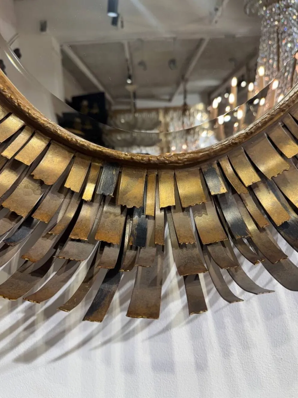 Miroir brutaliste en laiton attribué à Curtis Jere des années 70