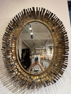 Miroir brutaliste en laiton attribué à Curtis Jere des années 70