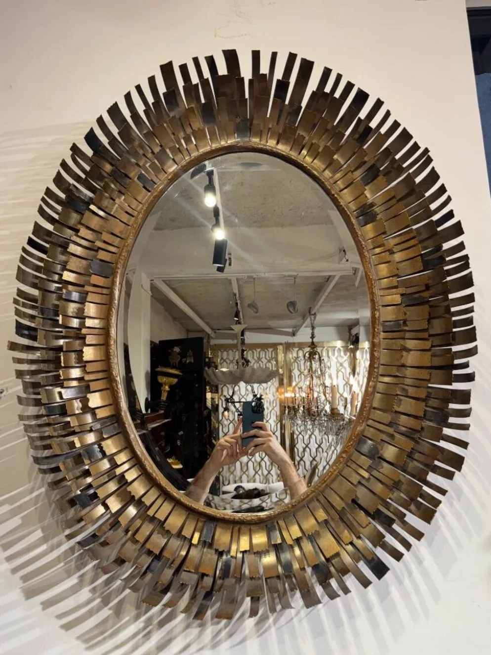 Miroir brutaliste en laiton attribué à Curtis Jere des années 70