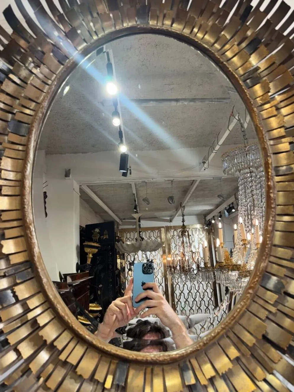 Miroir brutaliste en laiton attribué à Curtis Jere des années 70