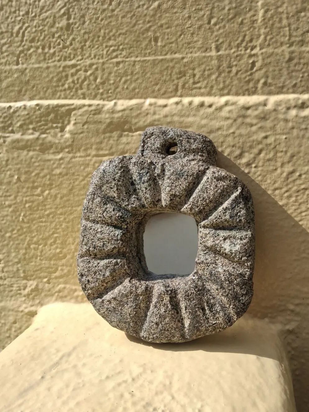 Miroir brutaliste en pierre naturelle sculptée à la main