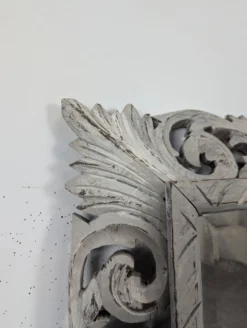Miroir à cadre en bois sculpté ajouré patiné gris clair