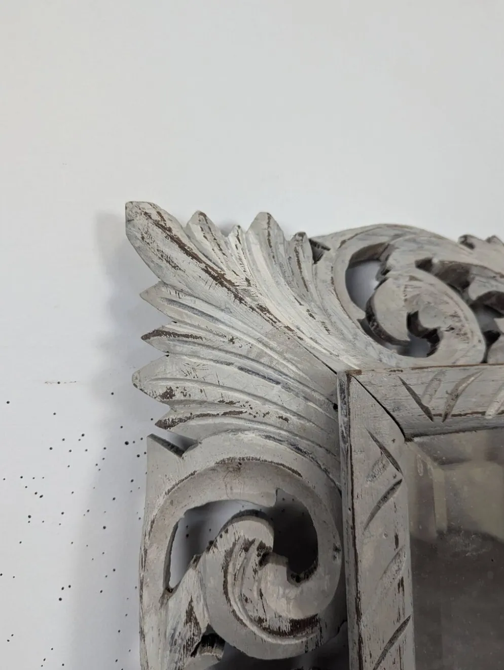 Miroir à cadre en bois sculpté ajouré patiné gris clair