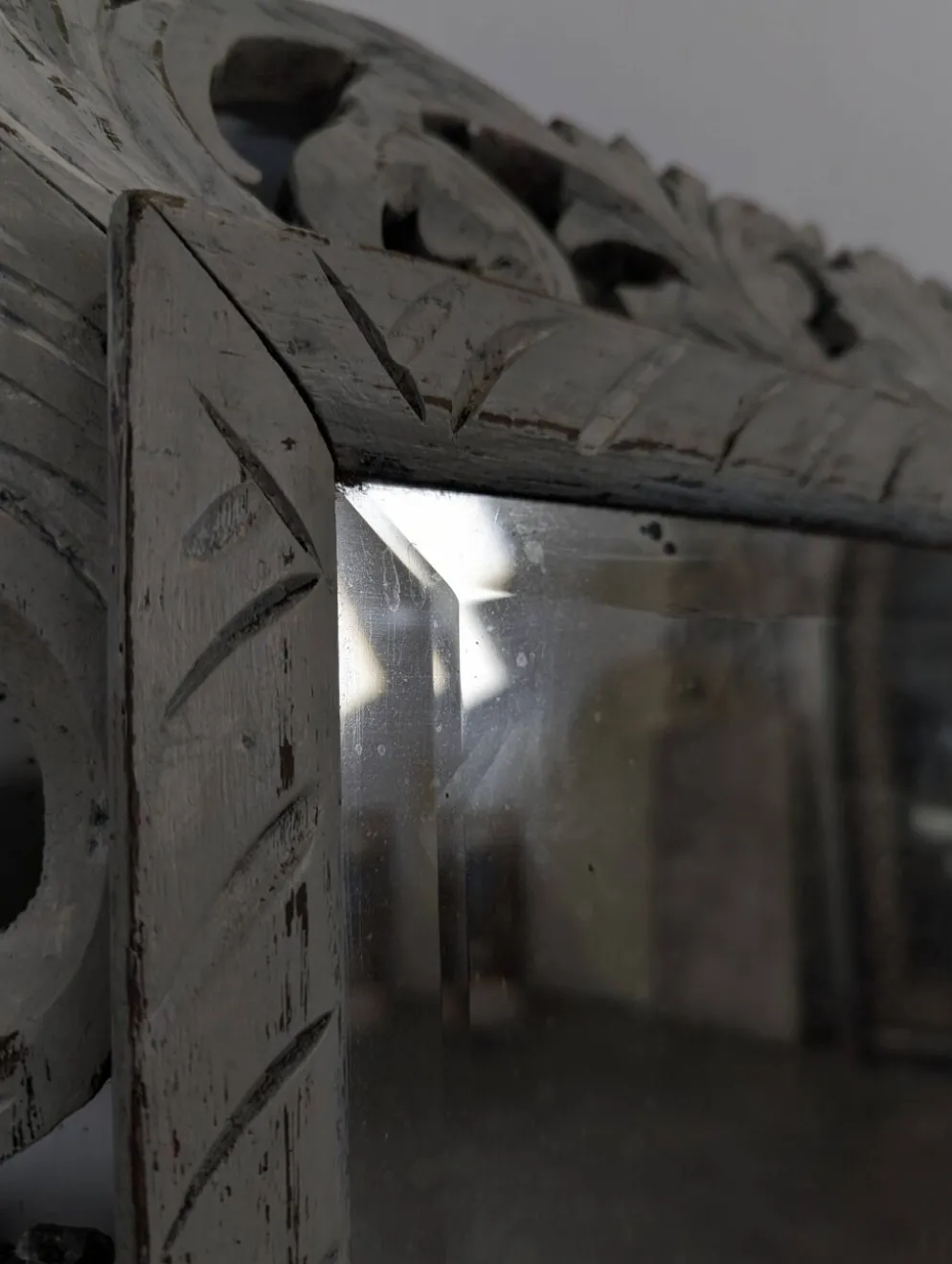 Miroir à cadre en bois sculpté ajouré patiné gris clair