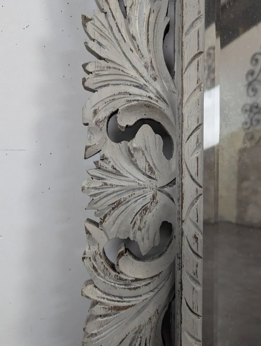 Miroir à cadre en bois sculpté ajouré patiné gris clair