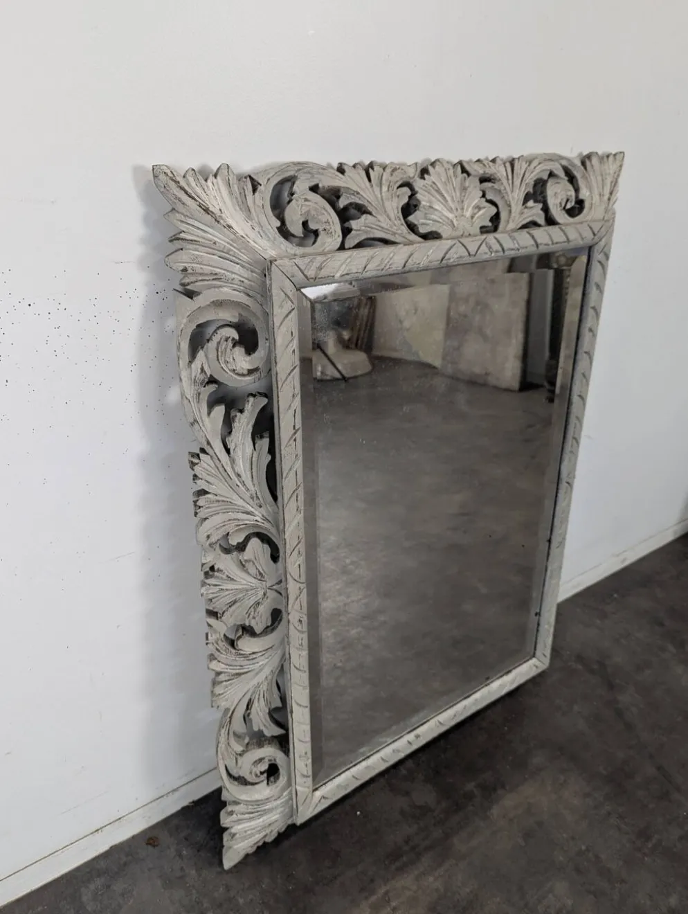 Miroir à cadre en bois sculpté ajouré patiné gris clair