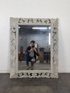 Miroir à cadre en bois sculpté ajouré patiné gris