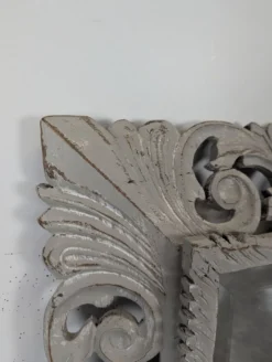 Miroir à cadre en bois sculpté ajouré patiné gris