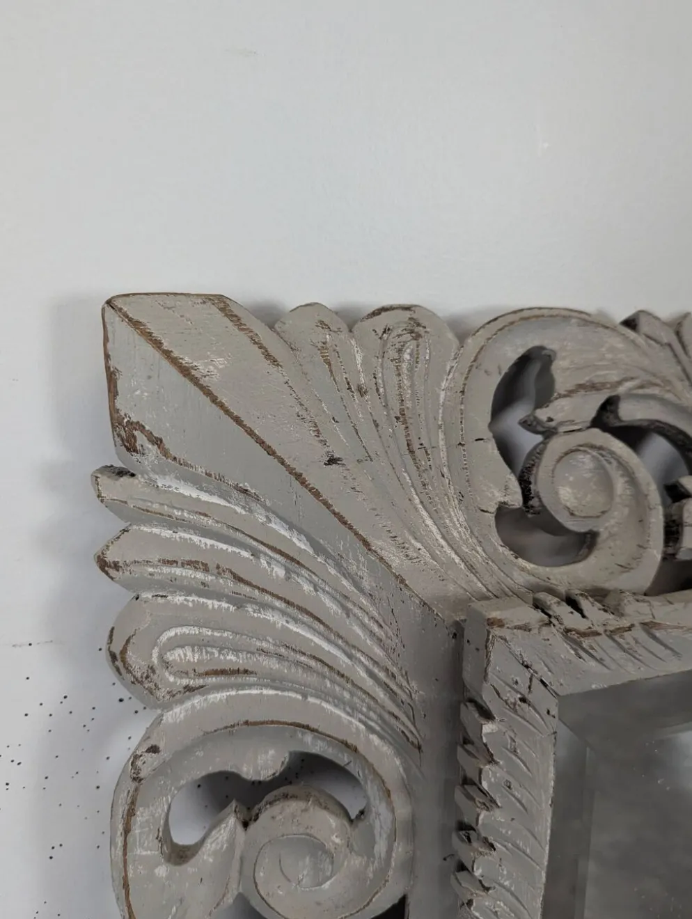 Miroir à cadre en bois sculpté ajouré patiné gris