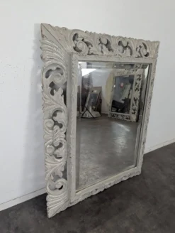 Miroir à cadre en bois sculpté ajouré patiné gris