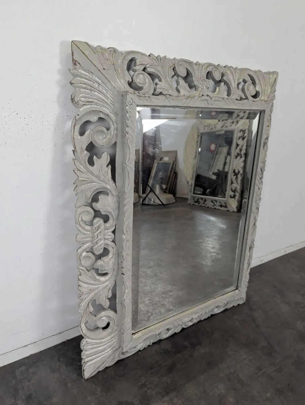 Miroir à cadre en bois sculpté ajouré patiné gris