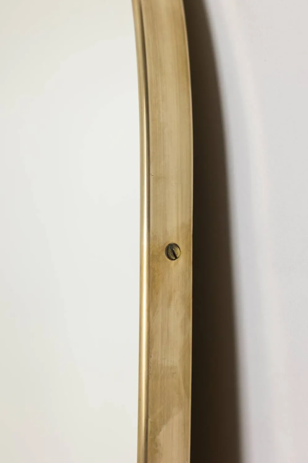 Miroir cerclé de laiton doré. 1980