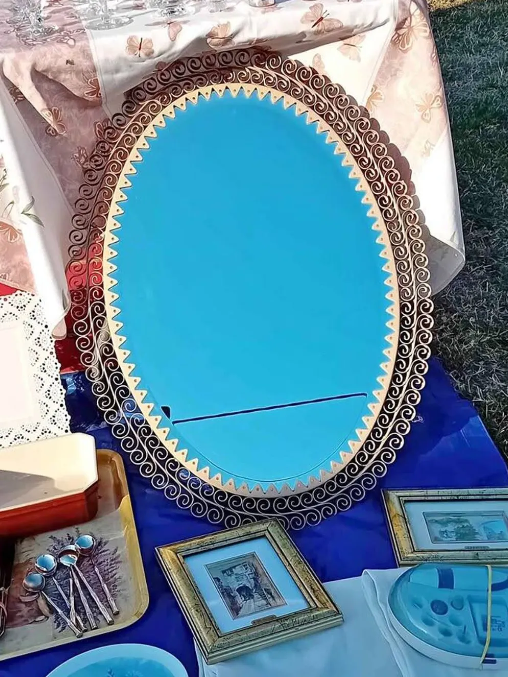Miroir cisele entouré de metal
