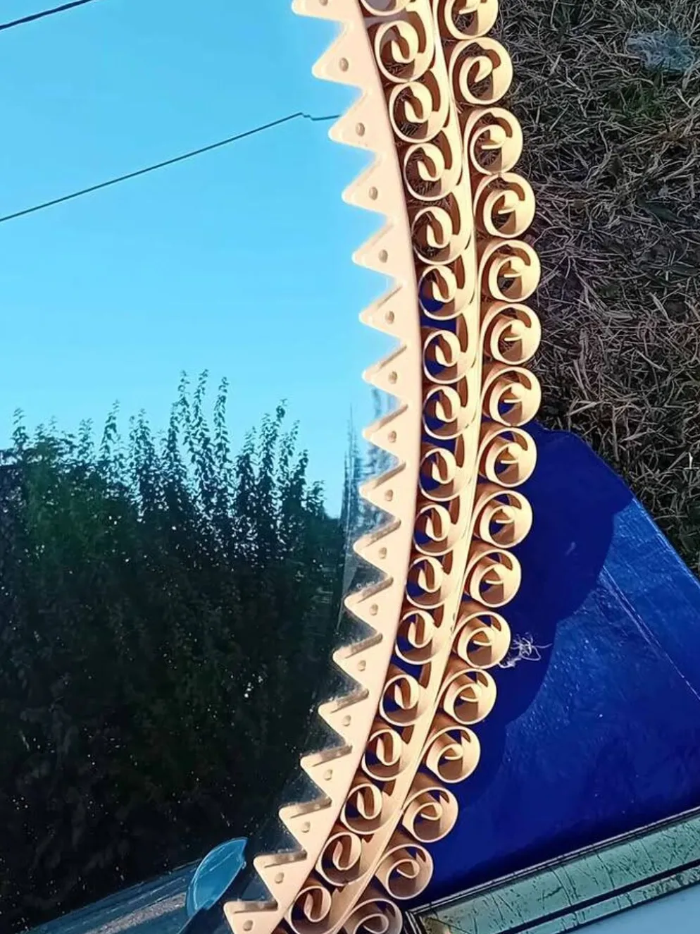 Miroir cisele entouré de metal