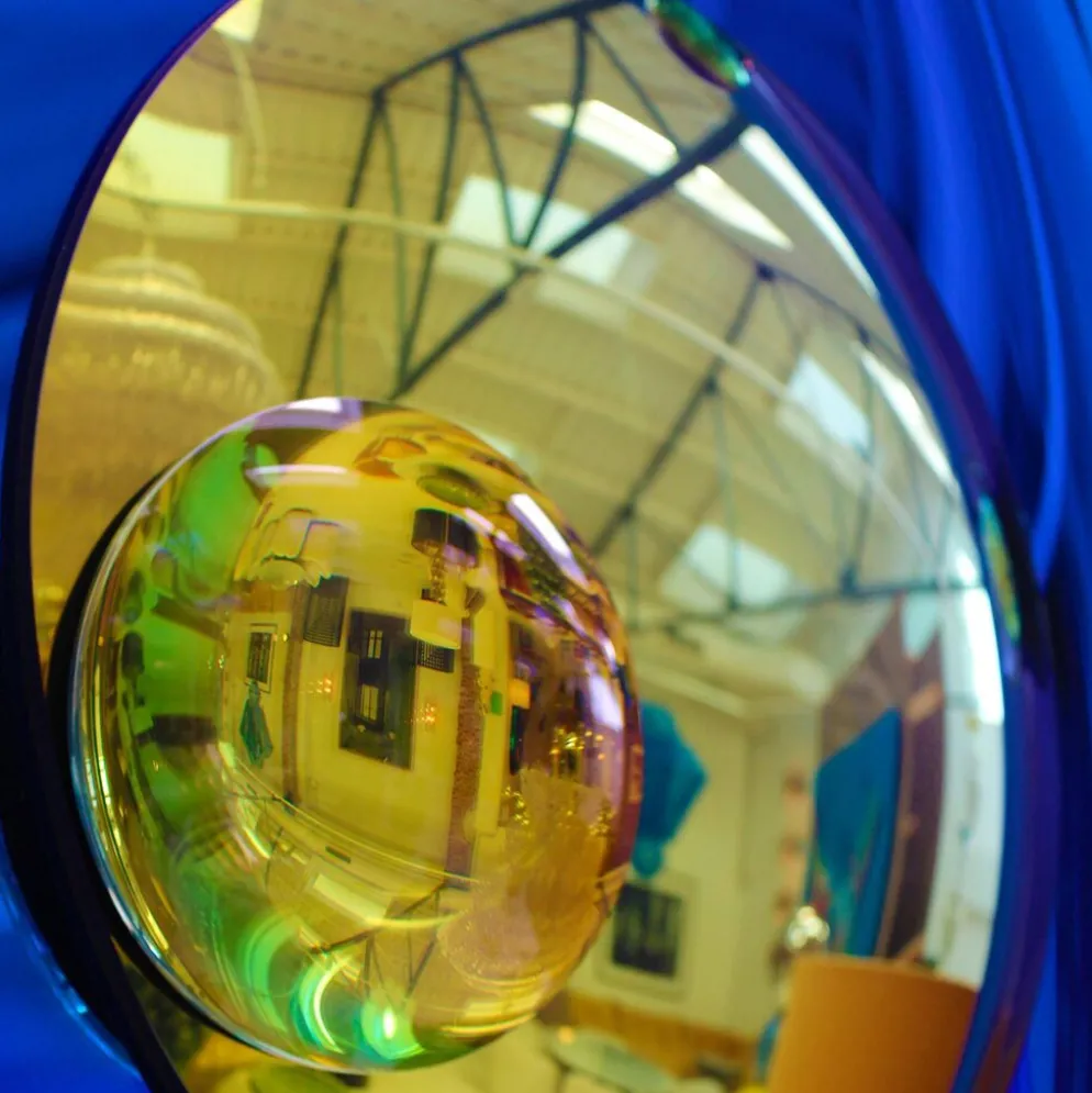 Miroir concave sculptural moderne français - Art mural fait main en verre bleu
