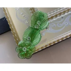 Miroir contemporain en verre de Murano italien avec accents floraux verts élégant