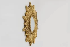 Miroir convexe en résine dorée en forme de soleil, France, années 1960.