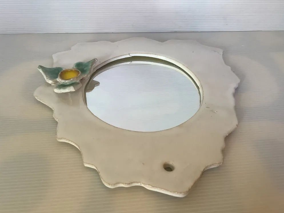 Miroir céramique bord dentelé avec une fleur