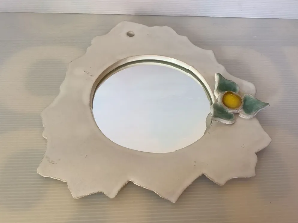 Miroir céramique bord dentelé avec une fleur