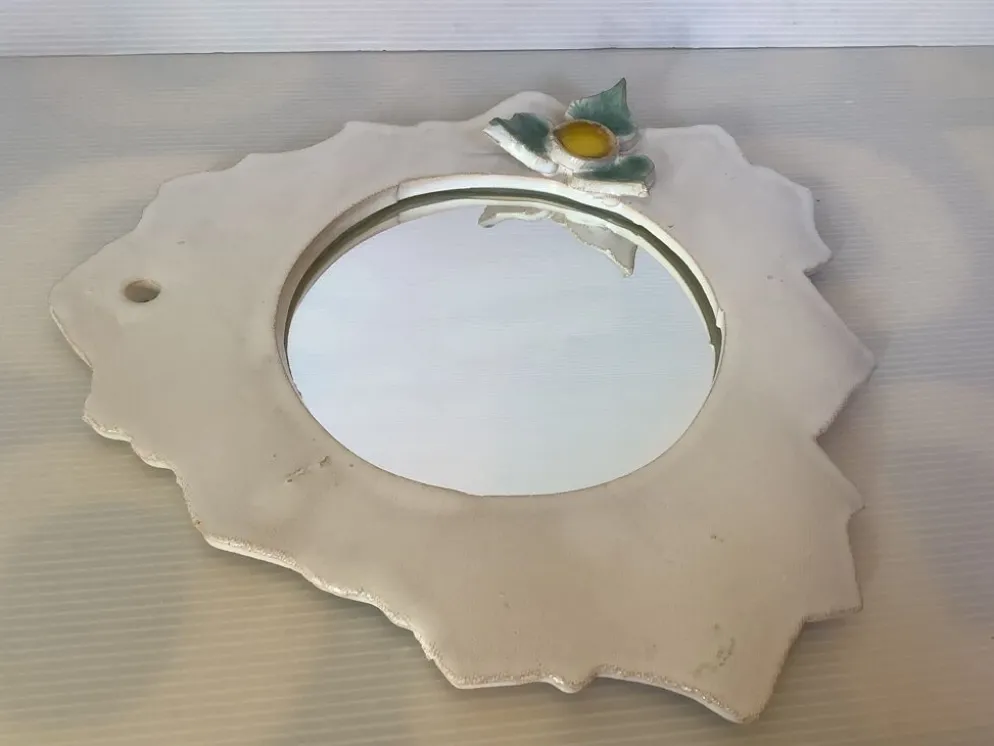 Miroir céramique bord dentelé avec une fleur