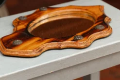 Miroir écusson en pin flammé, 33x22 cm