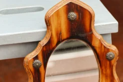 Miroir écusson en pin flammé, 33x22 cm