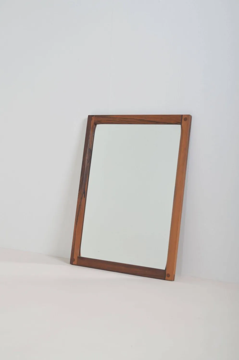 Miroir danois conçu par Kai Kristiansen pour Aksel Kjersgaard, années 1960.