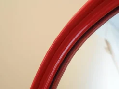 Miroir dans un cadre rouge, design danois, années 1970, fabriqué au Danemark