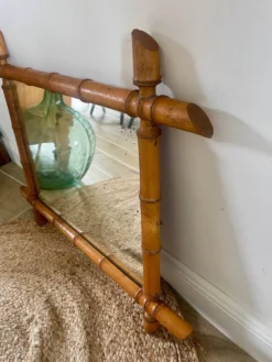 Miroir de barbier en bois tourné