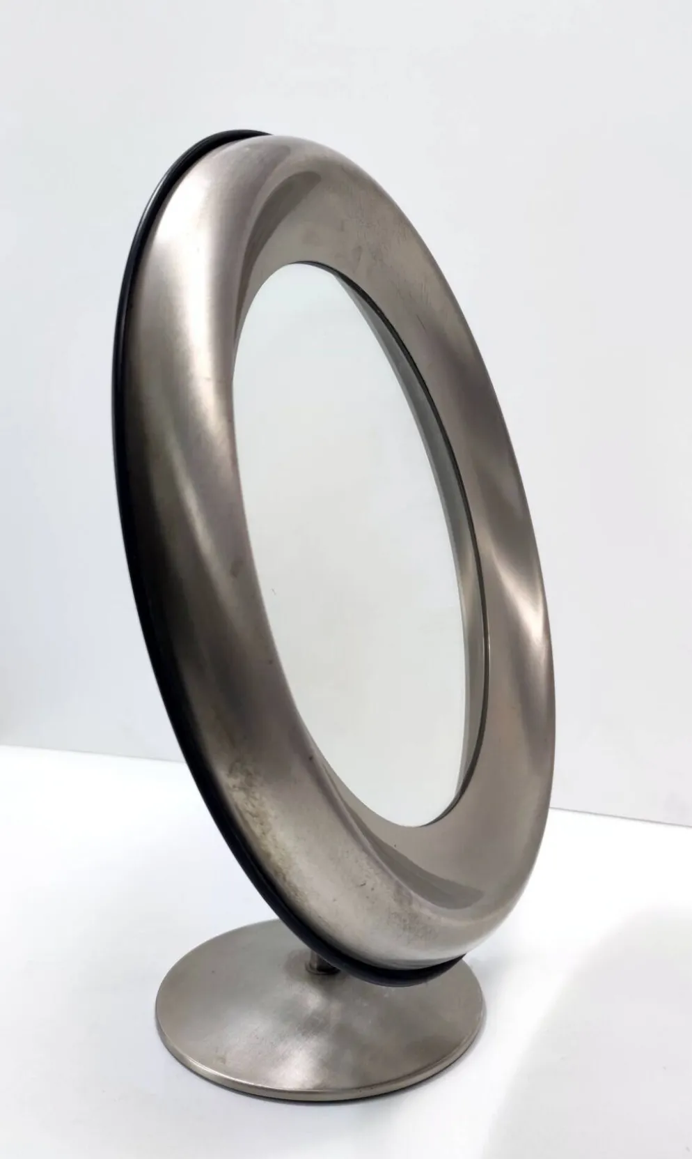 Miroir de courtoisie rond en laiton anodisé, attribution à Sergio Mazza, Italie