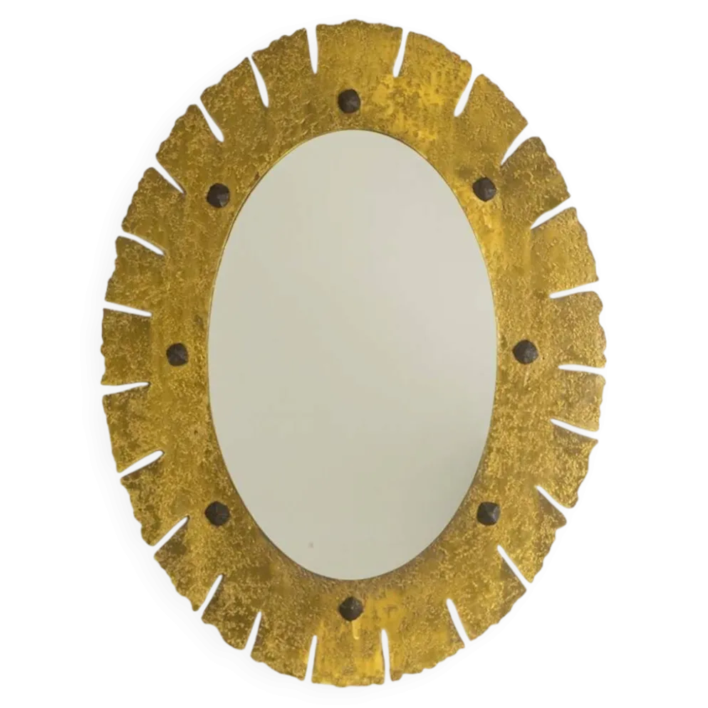 Miroir de forme elliptique en laiton martelé et doré. Années 1950-60.