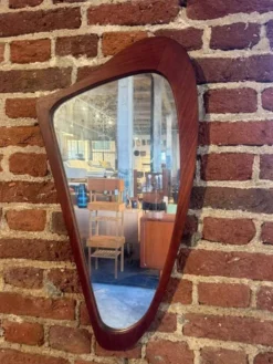 Miroir de forme irrégulière avec cadre en teck, Danemark 1960