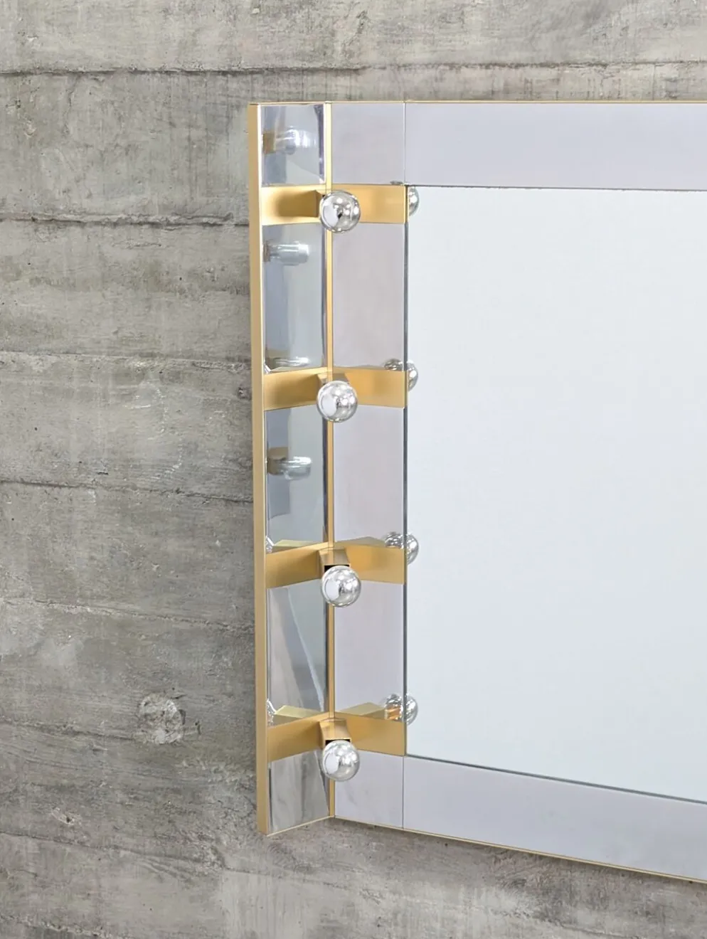 Miroir de maquillage éclairé par Gaetano Sciolari en chrome et laiton, Italie, années 1970