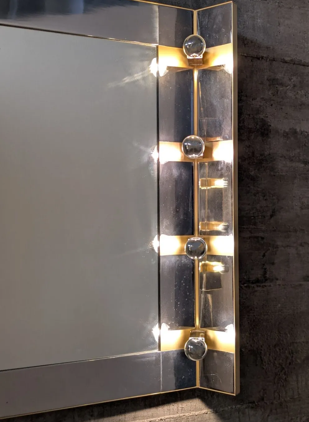 Miroir de maquillage éclairé par Gaetano Sciolari en chrome et laiton, Italie, années 1970