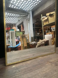Miroir d’entre deux, glace étroite en métal doré 1950