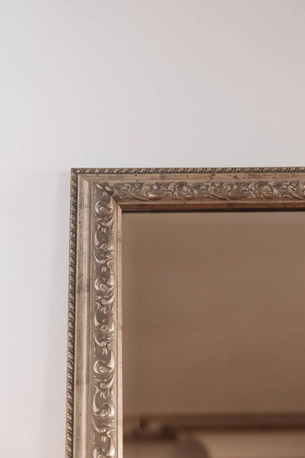 Miroir de parquet, cadre doré à frise de perles