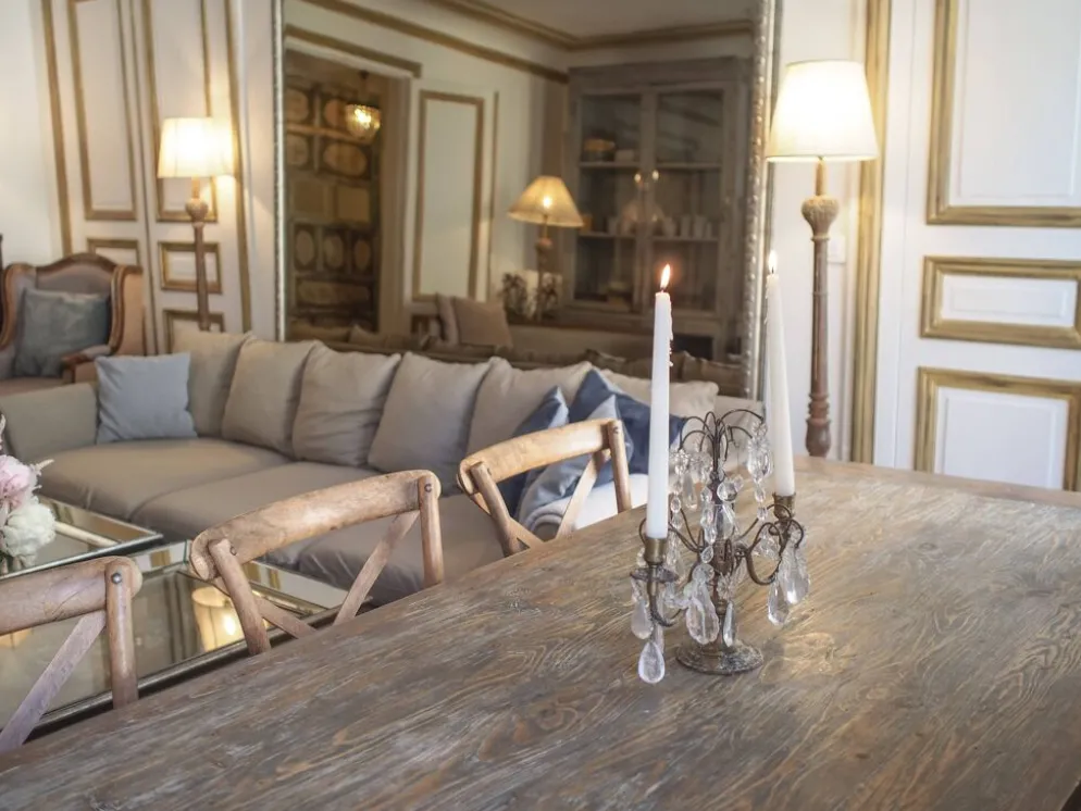 Miroir de parquet, cadre doré à frise de perles