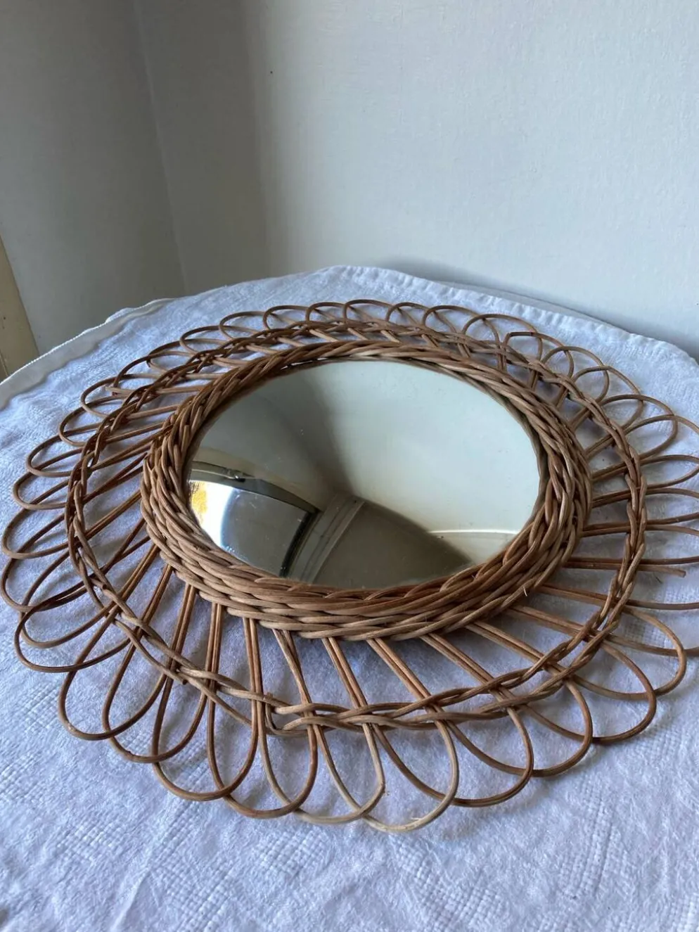 Miroir de sorcière en rotin vintage