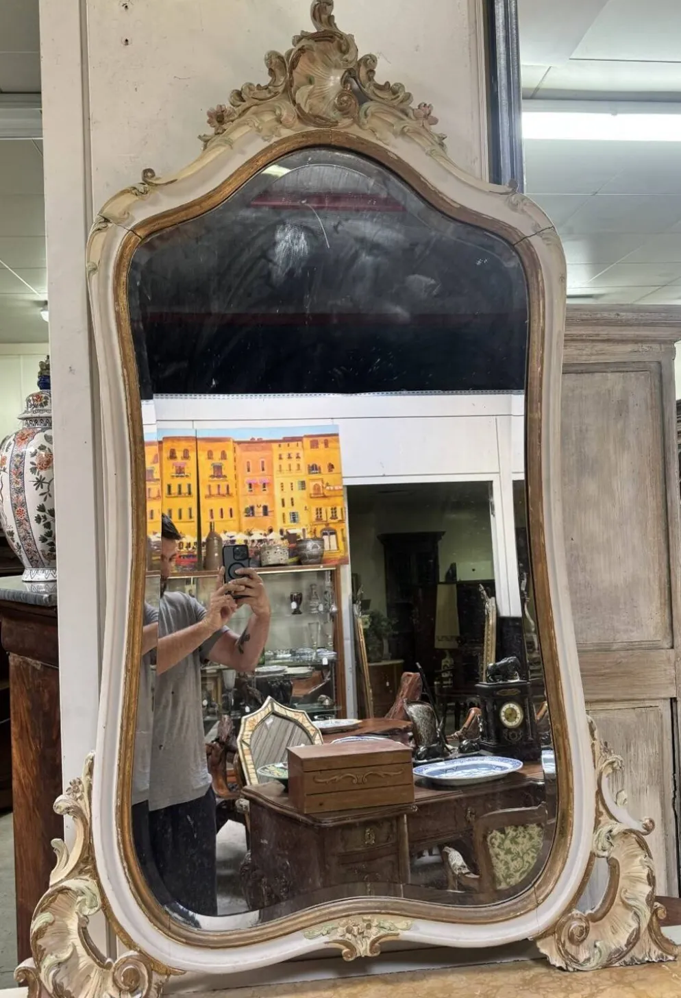 miroir de style Louis XV – Décor rocaille polychrome et doré