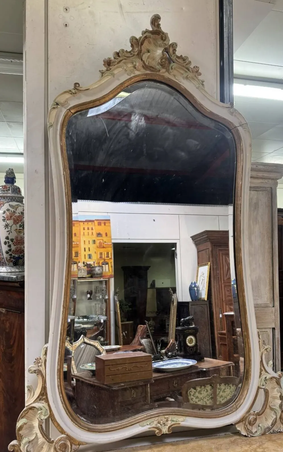 miroir de style Louis XV – Décor rocaille polychrome et doré