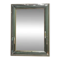 Miroir « Disco » DeKnudt des années 1980, avec cadre biseauté à plusieurs niveaux et bordure dorée.