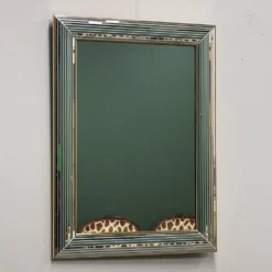 Miroir « Disco » DeKnudt des années 1980, avec cadre biseauté à plusieurs niveaux et bordure dorée.