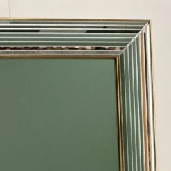 Miroir « Disco » DeKnudt des années 1980, avec cadre biseauté à plusieurs niveaux et bordure dorée.