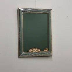 Miroir « Disco » DeKnudt des années 1980, avec cadre biseauté à plusieurs niveaux et bordure dorée.